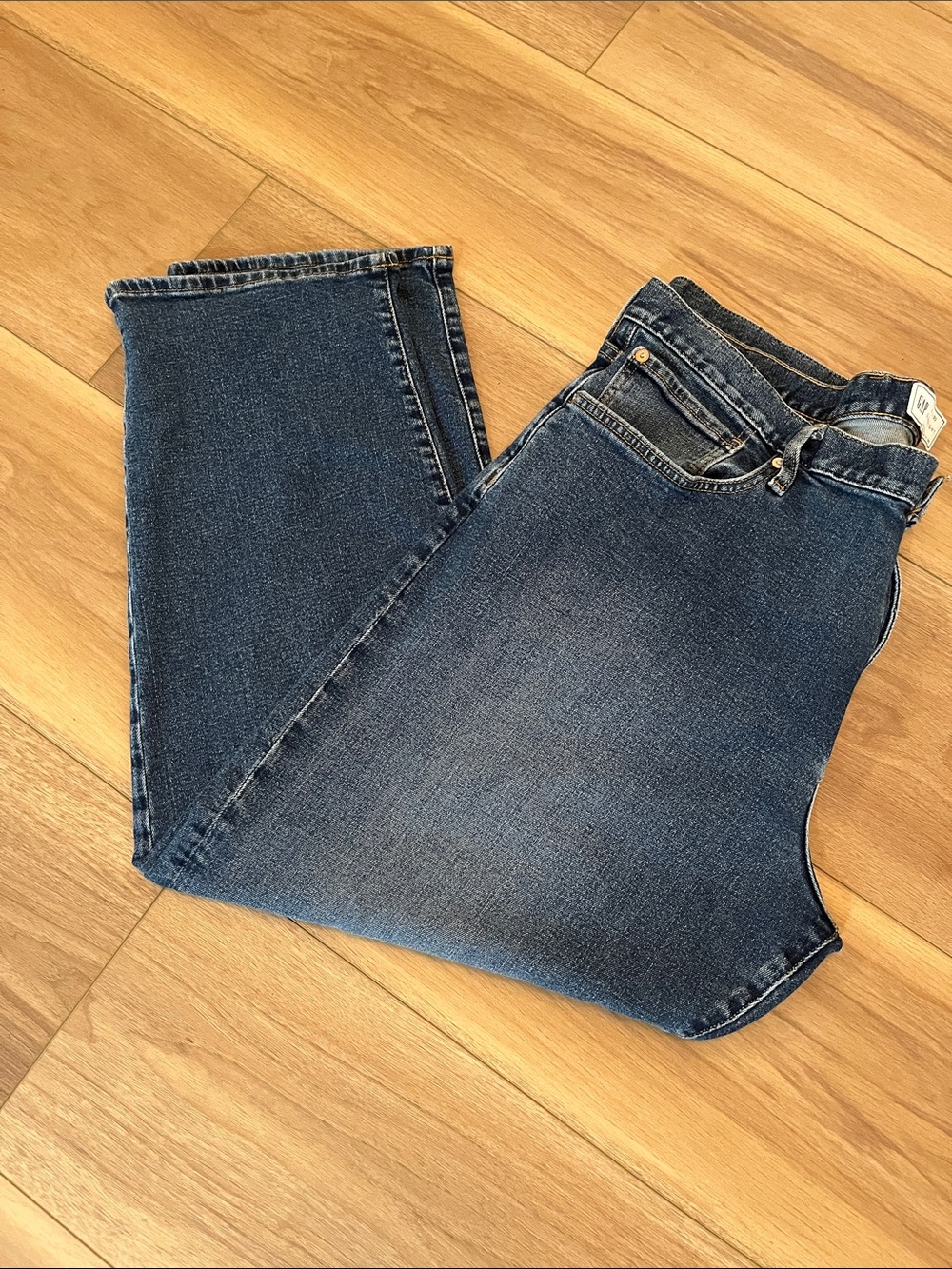 GAP Straight Jeans in Medium Blue Wash